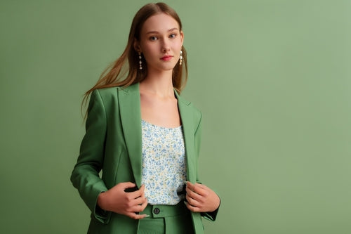 Discover stylish women’s blazers at Trending Chic in New Zealand, perfect for adding sophistication and versatility to any outfit.